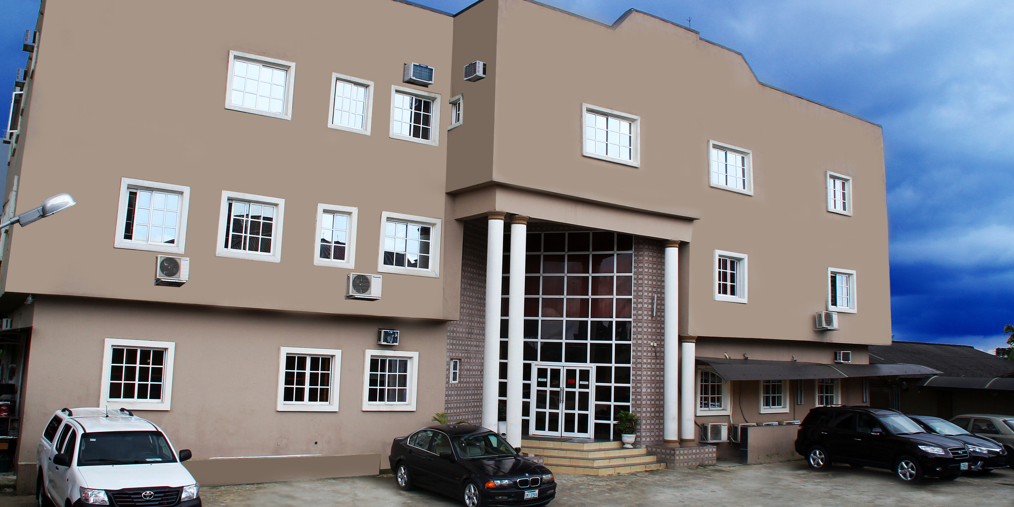 De Castle Luxury Home